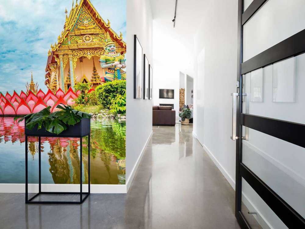 De Wat Plai Laem Boeddhistische tempel met standbeelden