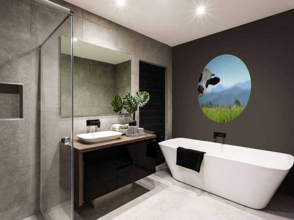 Grappige koe met berg op achtergrond