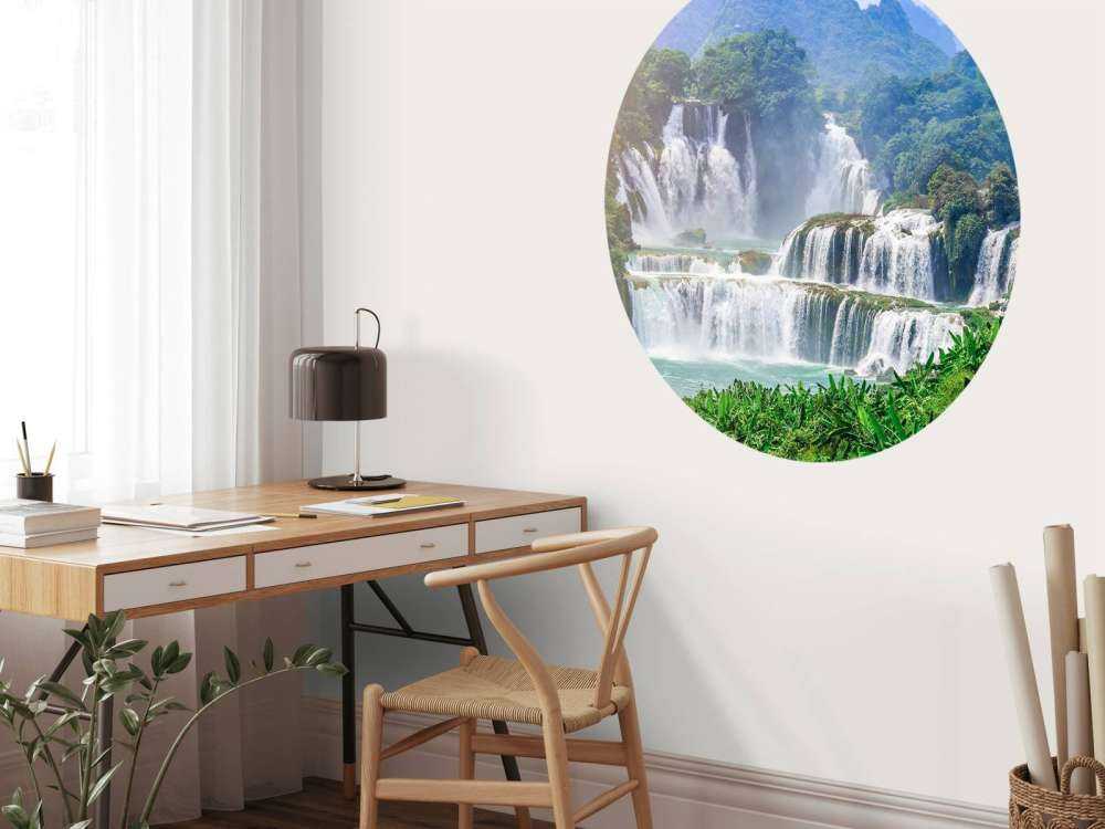 Prachtige waterval in de bergen