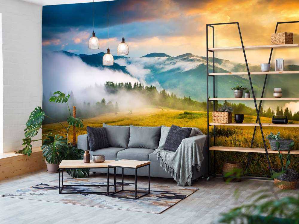 Berglandschap met mist bij zonsondergang