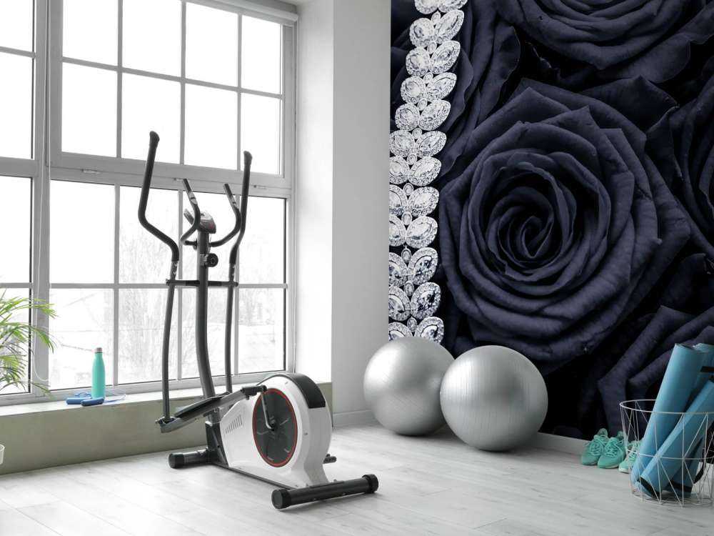 Donkere rozen met een diamanten ketting erop