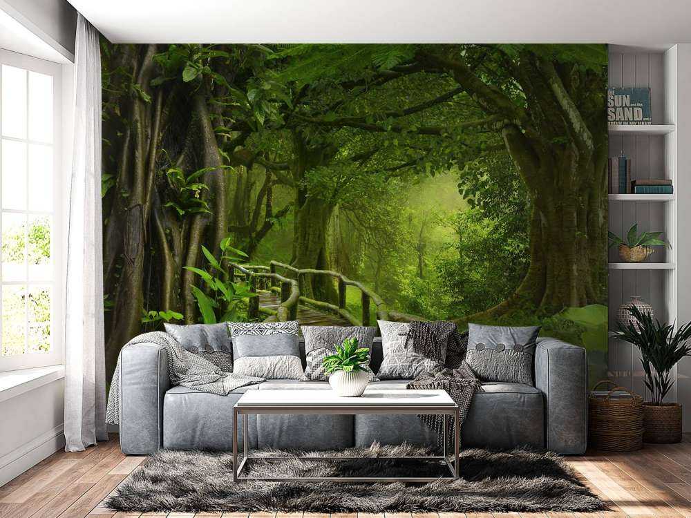 Houten brug door een groene jungle