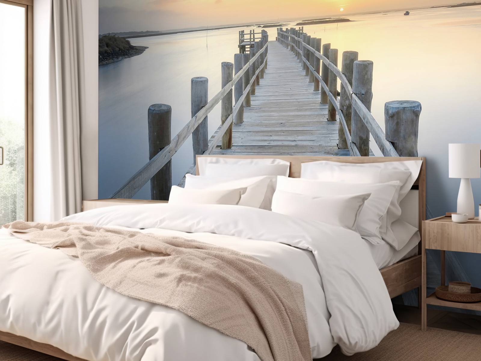 Houten steiger bij zonsondergang