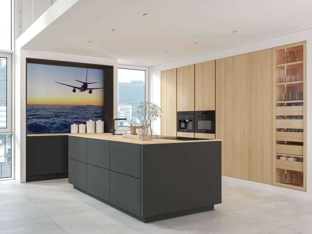 Vliegtuig in de avond boven de wolken