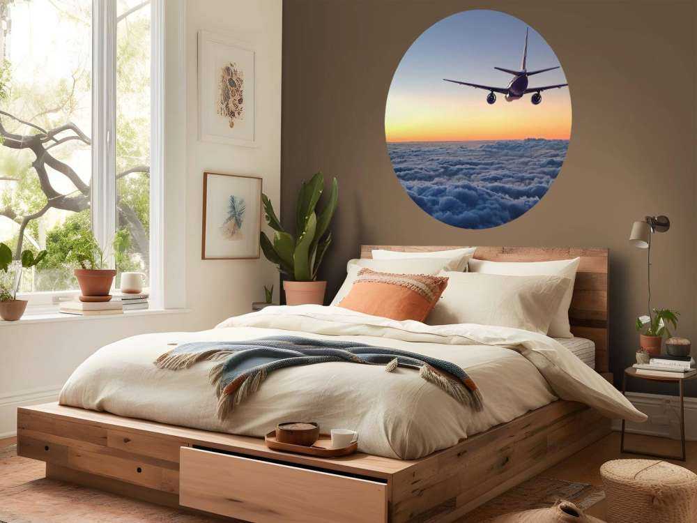 Vliegtuig in de avond boven de wolken