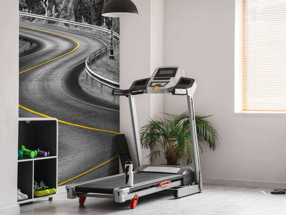 Weg met een gele streep