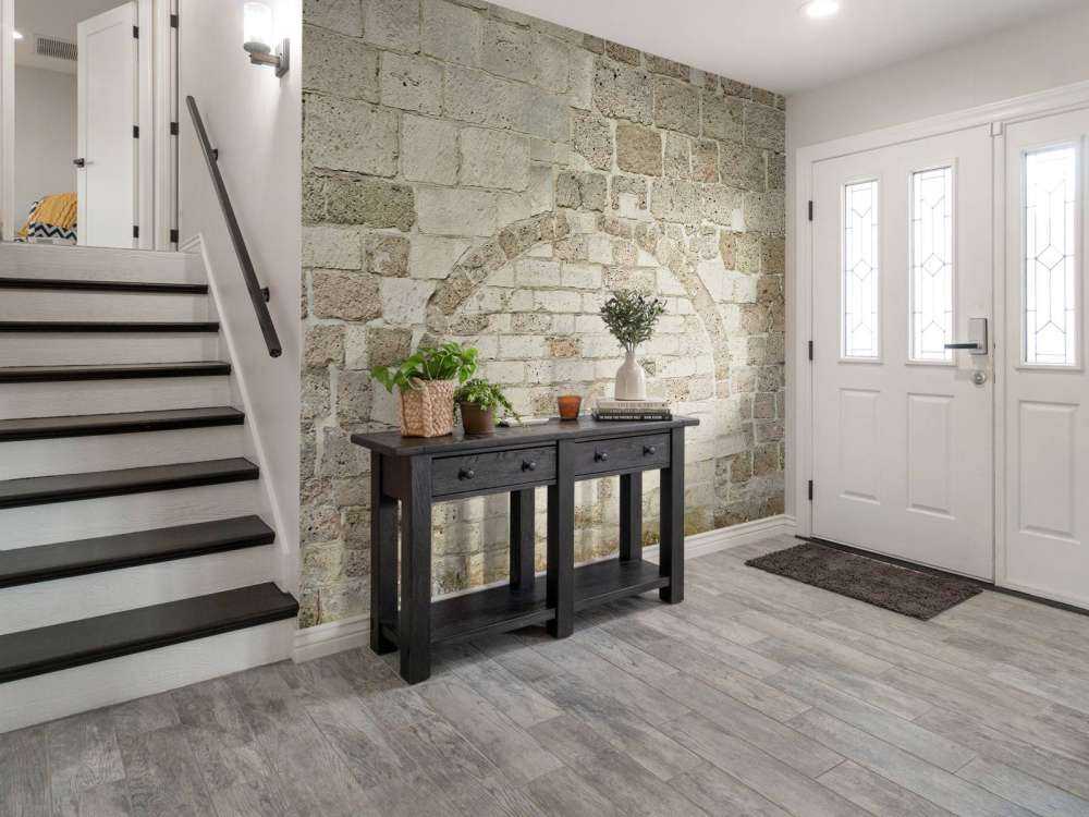 Oude stenen muur met boog