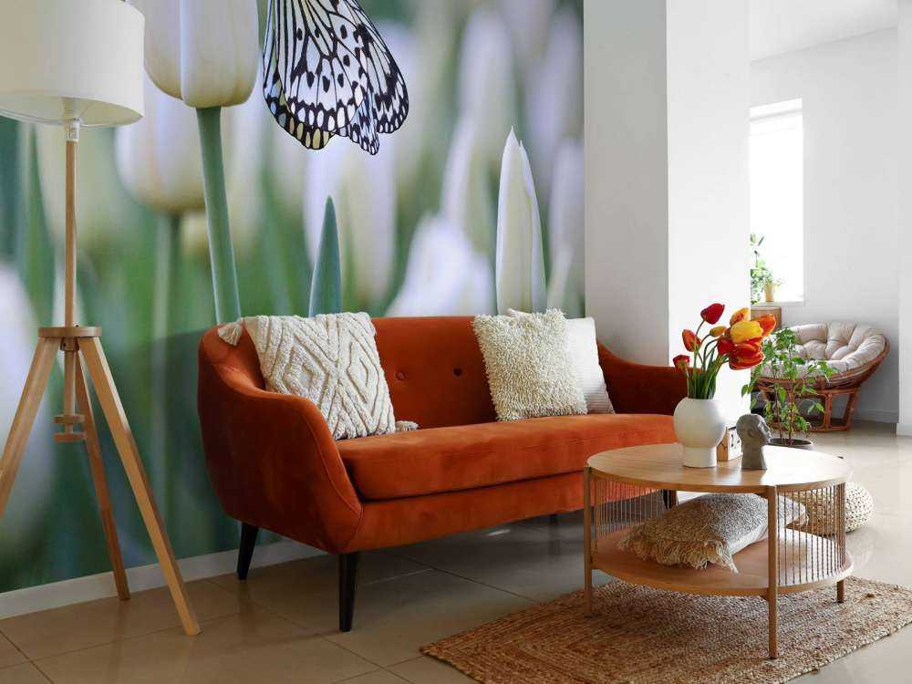 Vlinder op een witte tulp