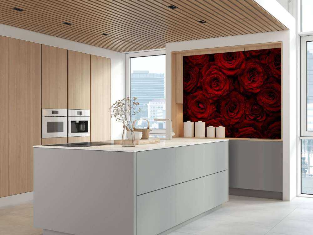 Rode rozen met druppels water erop