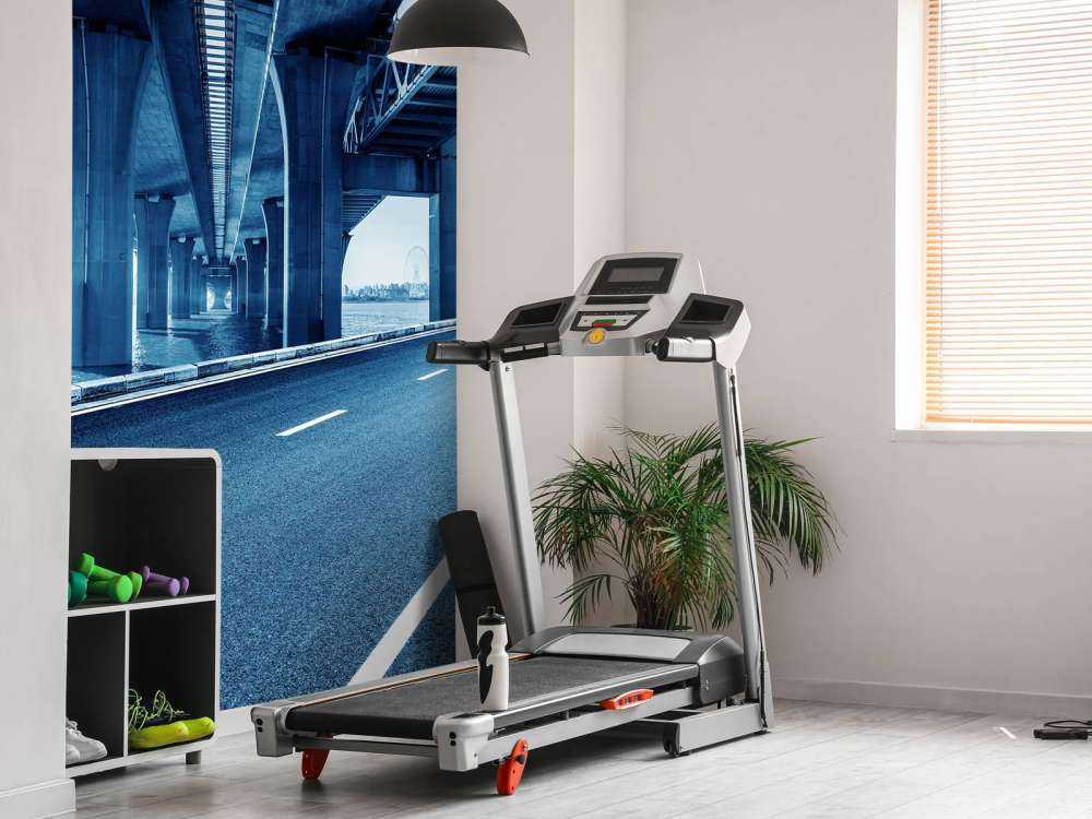 Viaduct boven een snelweg