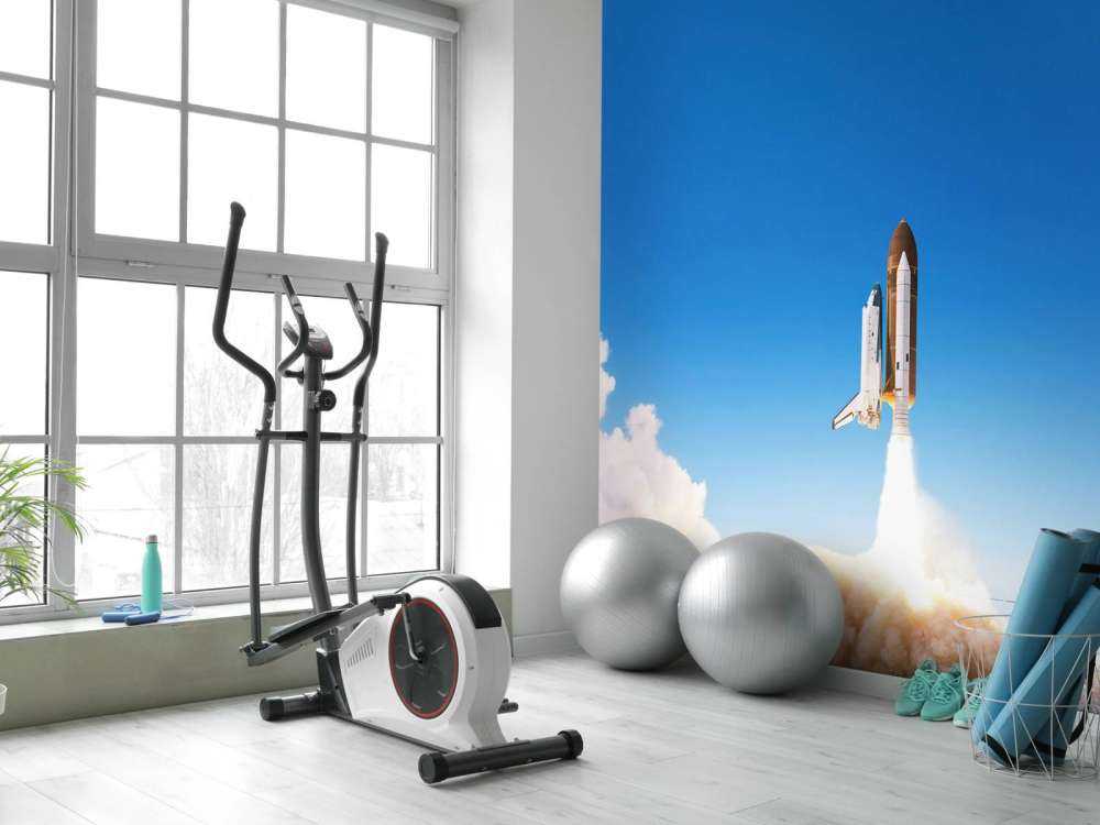 Space Shuttle stijgt op met rookwolk