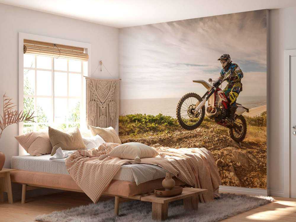 Crossmotor op een zandpad