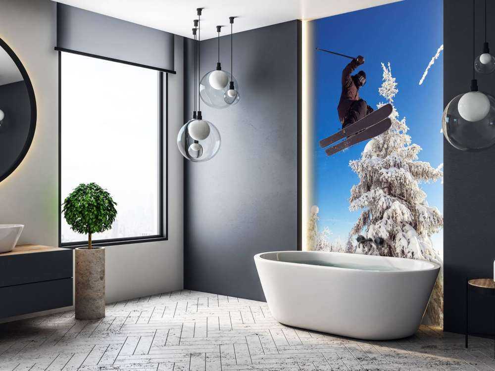 Skiër maakt een hoge sprong