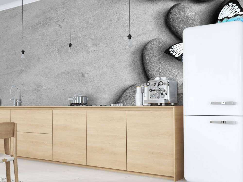 Grijze stenen met een blauwe vlinder en bloemen