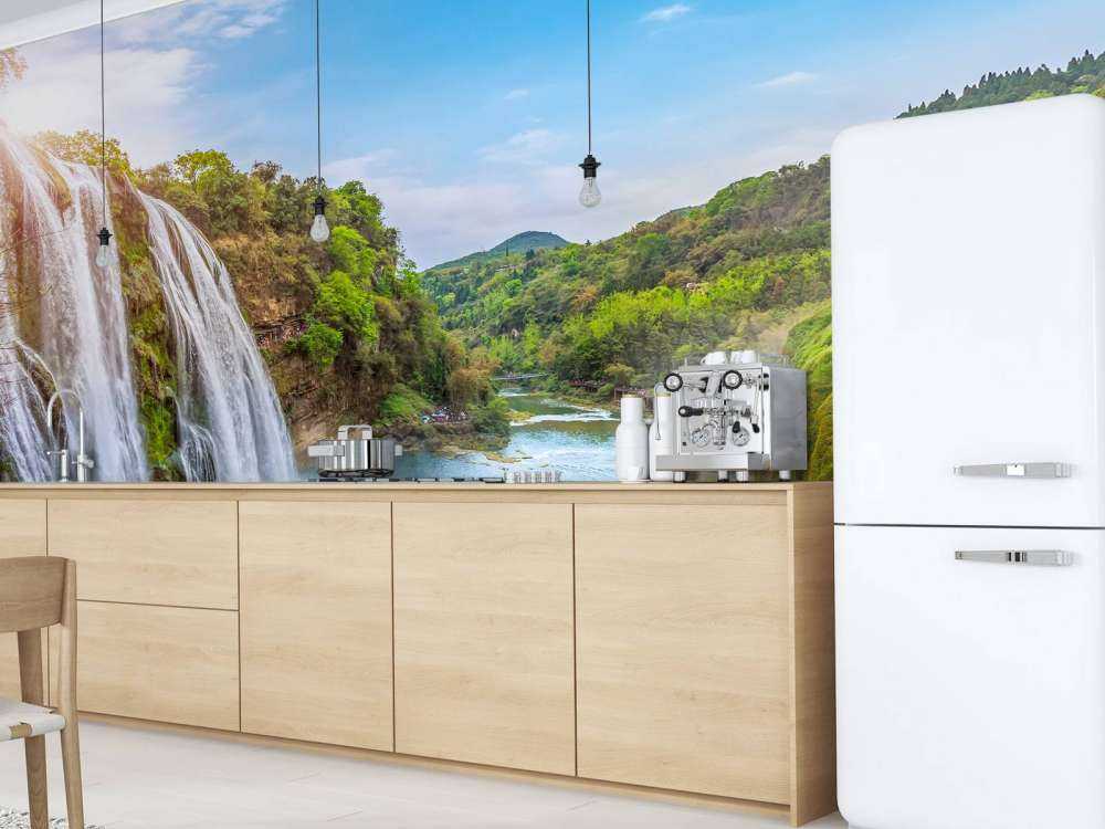 Rustgevende waterval naar een rivier