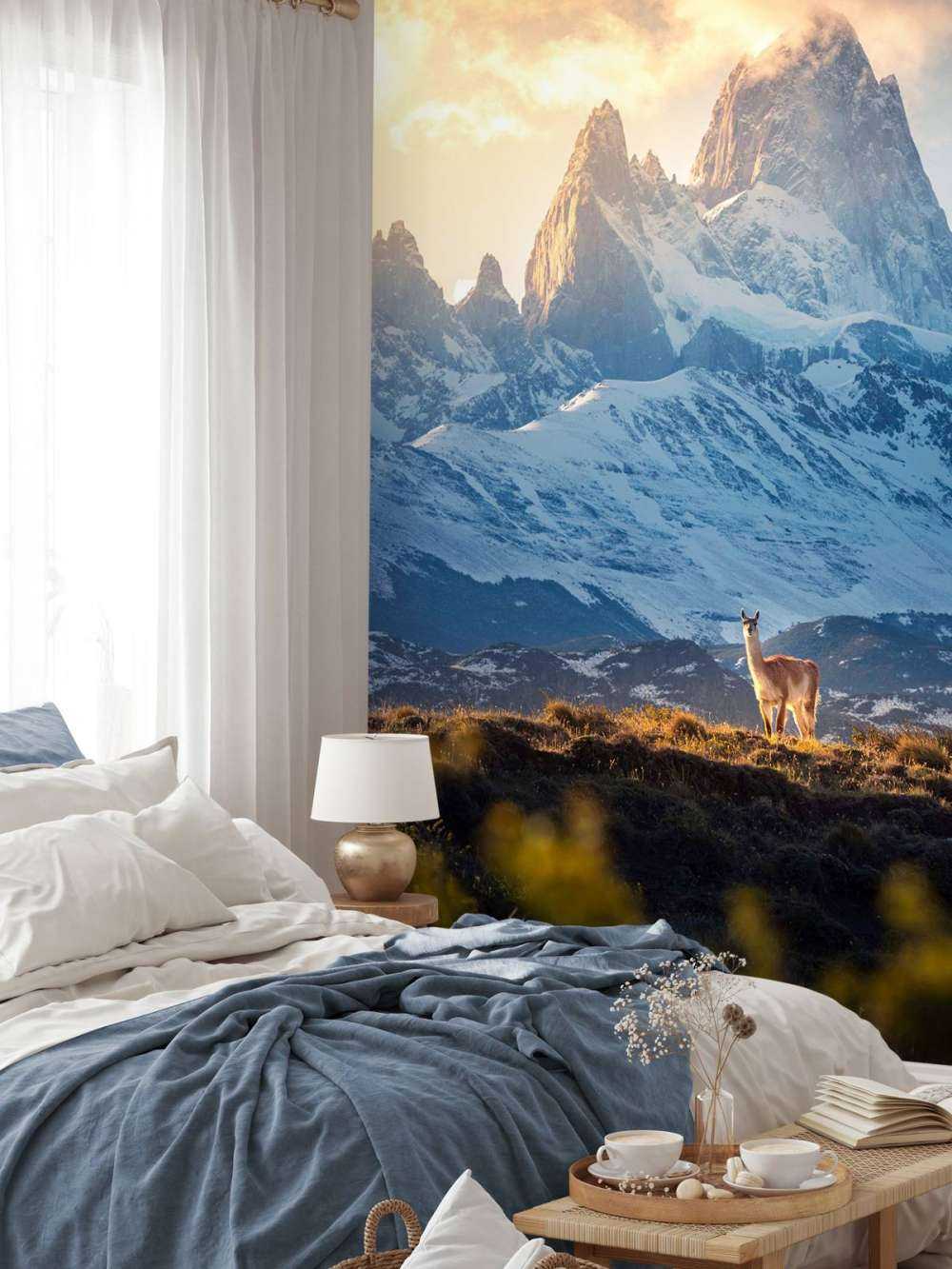 Guanaco voor besneeuwde patagonische bergtoppen