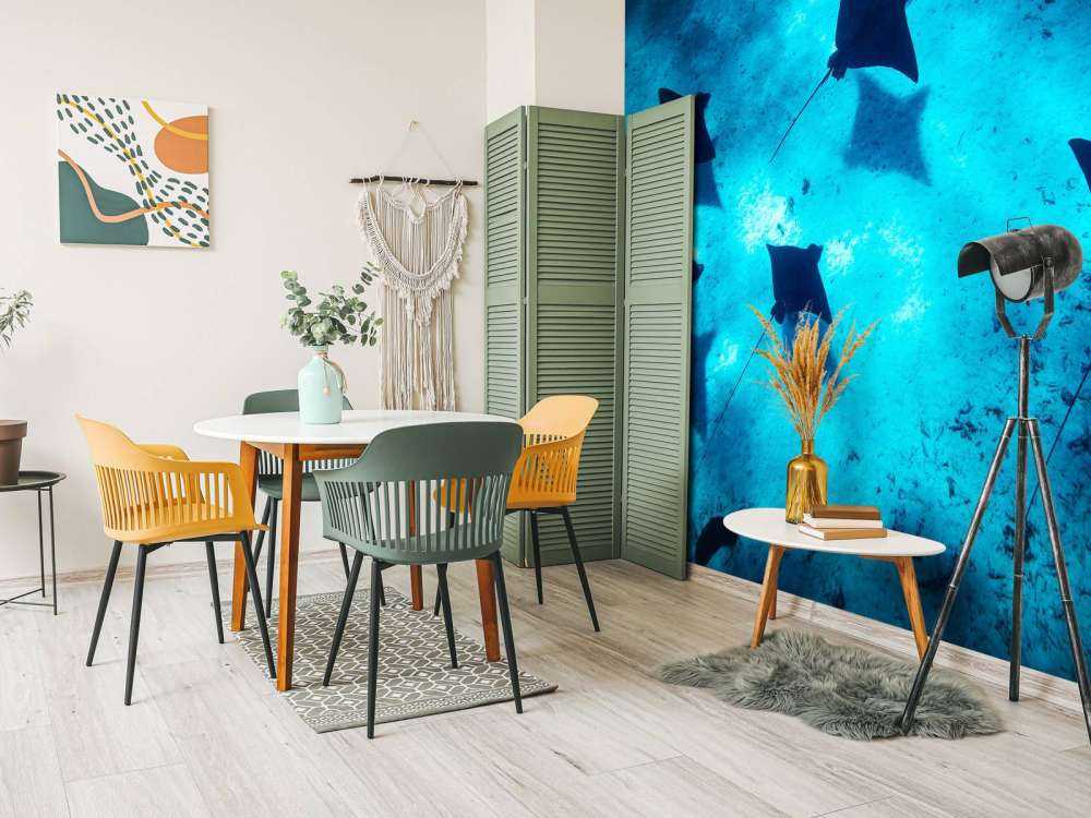 Mantaroggen zwevend door diepblauw rif