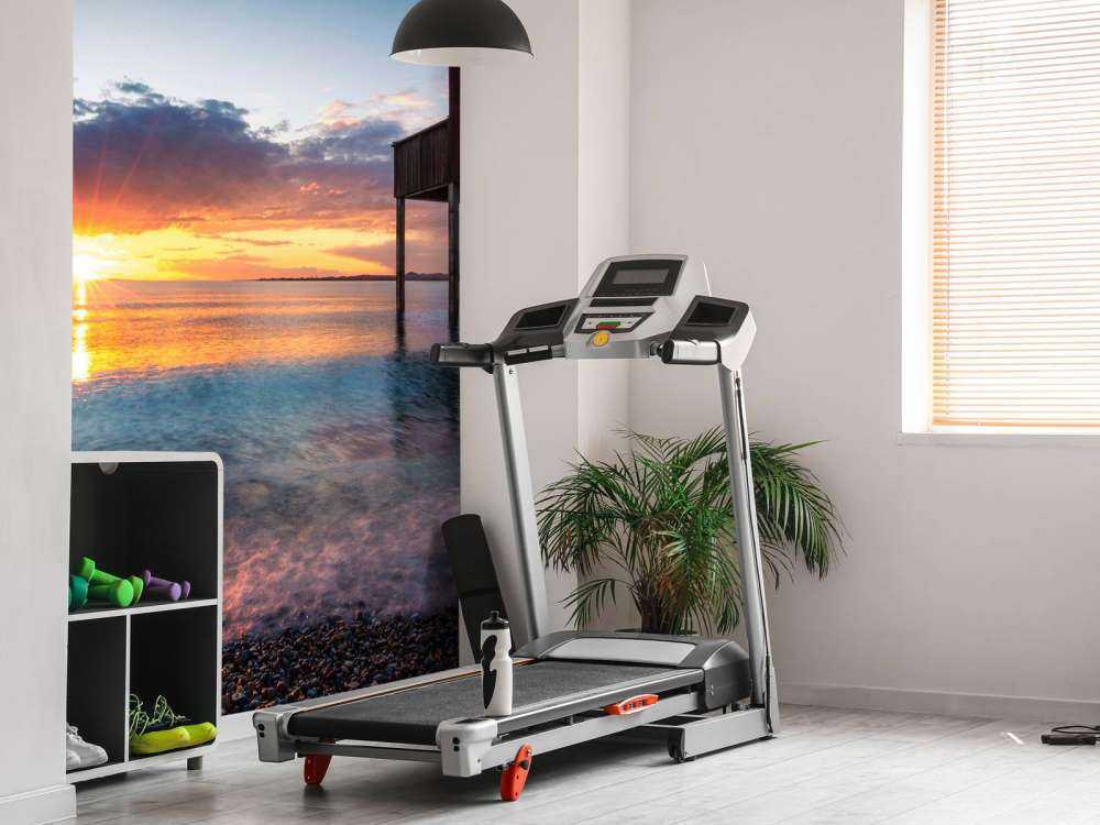 Zonsondergang aan rustige steigerwoning