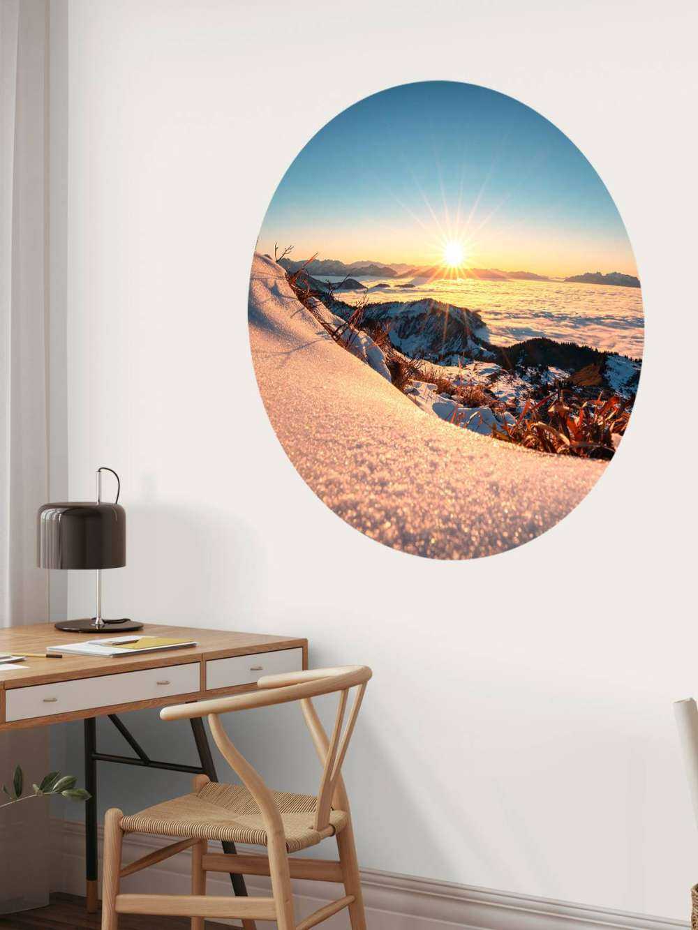 Zonlicht over besneeuwde alpenhelling