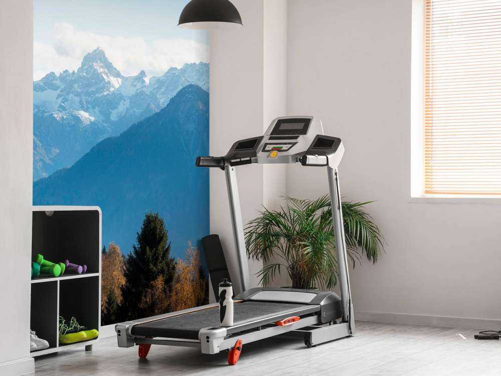 Herfstkleuren voor besneeuwde bergtoppen