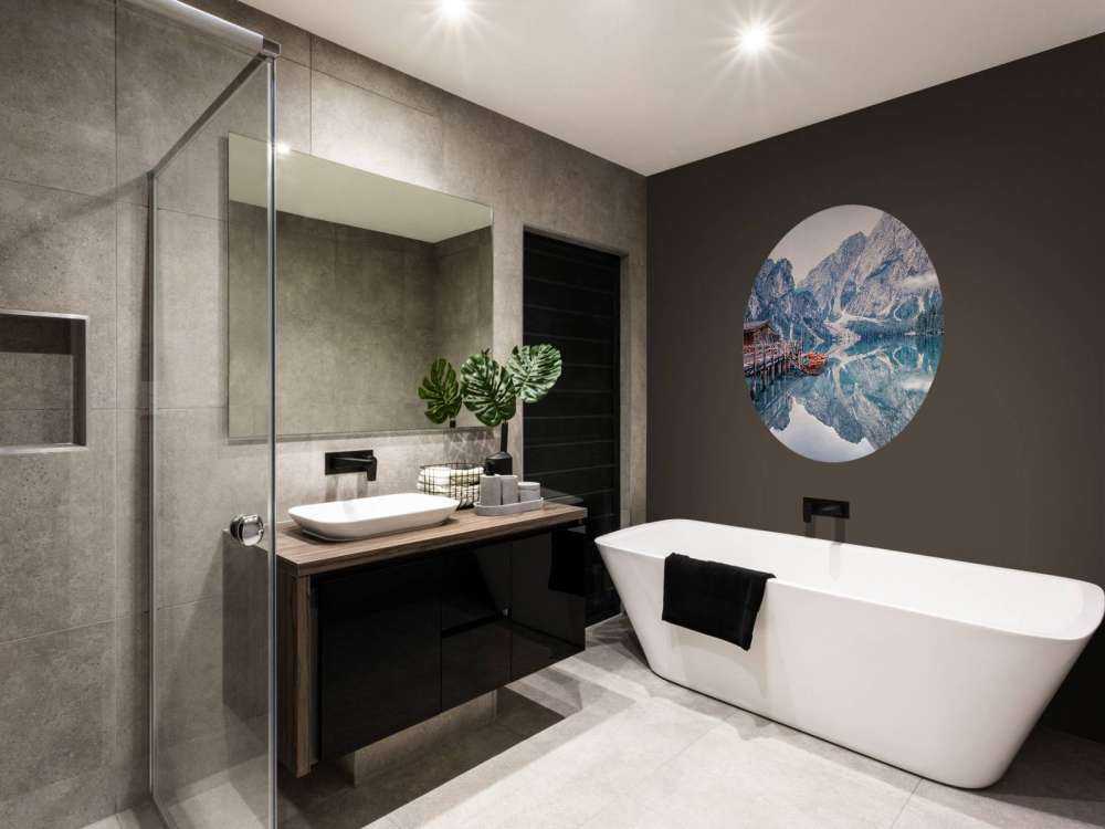 Bergmeer bij houten steiger