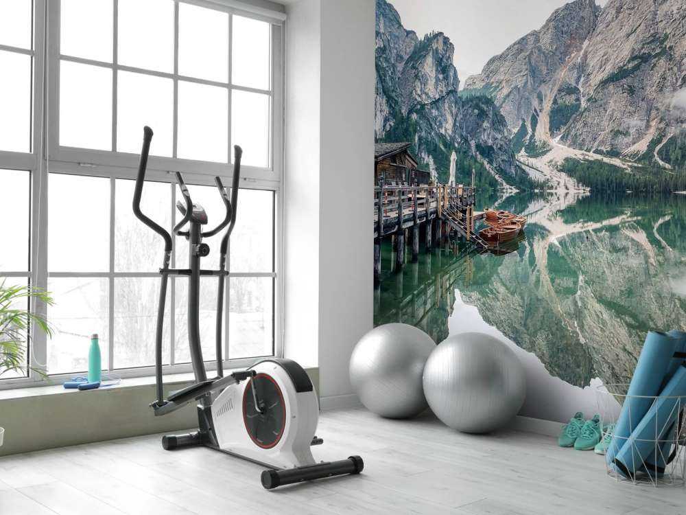 Bergmeer in stille ochtendmist