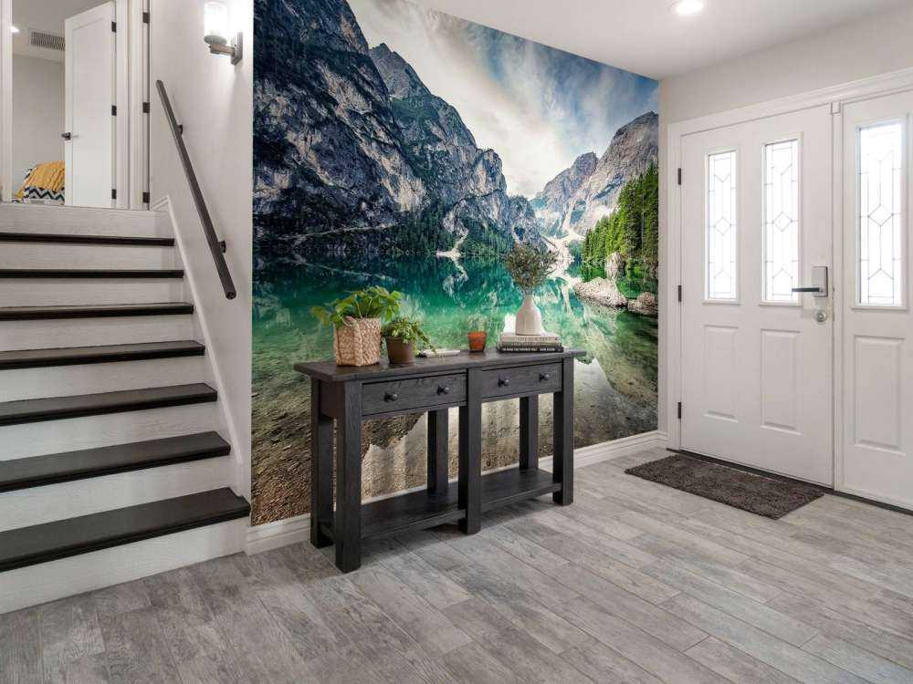 Smaragdgroen bergmeer met rotswanden