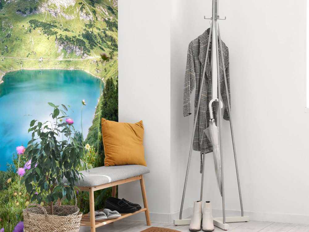 Bergmeer met wilde alpenbloemen