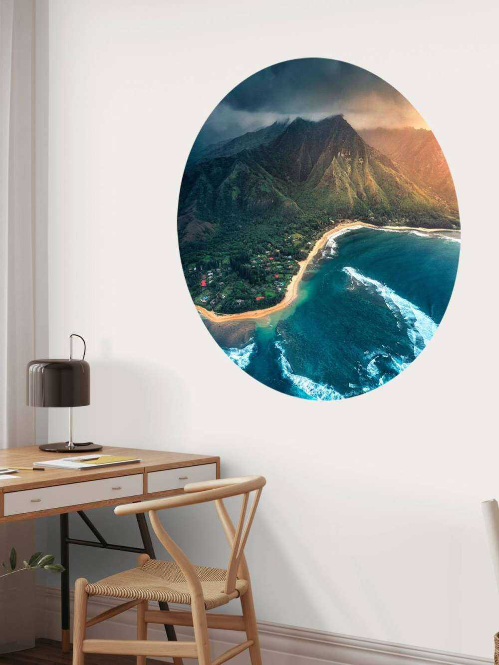 Tropische kustlijn onder dreigende hemel