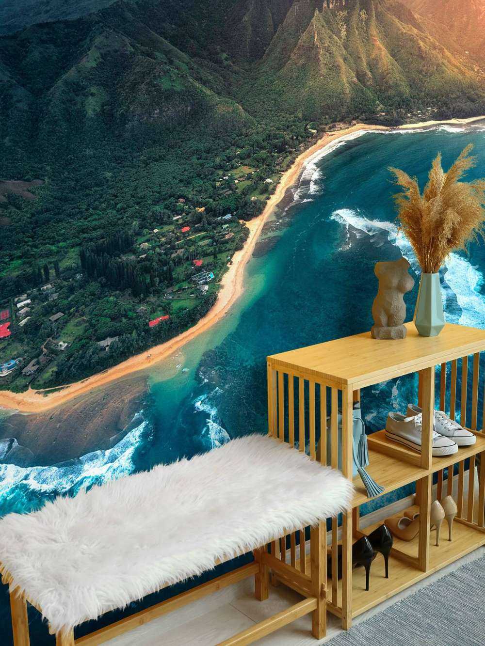 Tropische kustlijn onder dreigende hemel