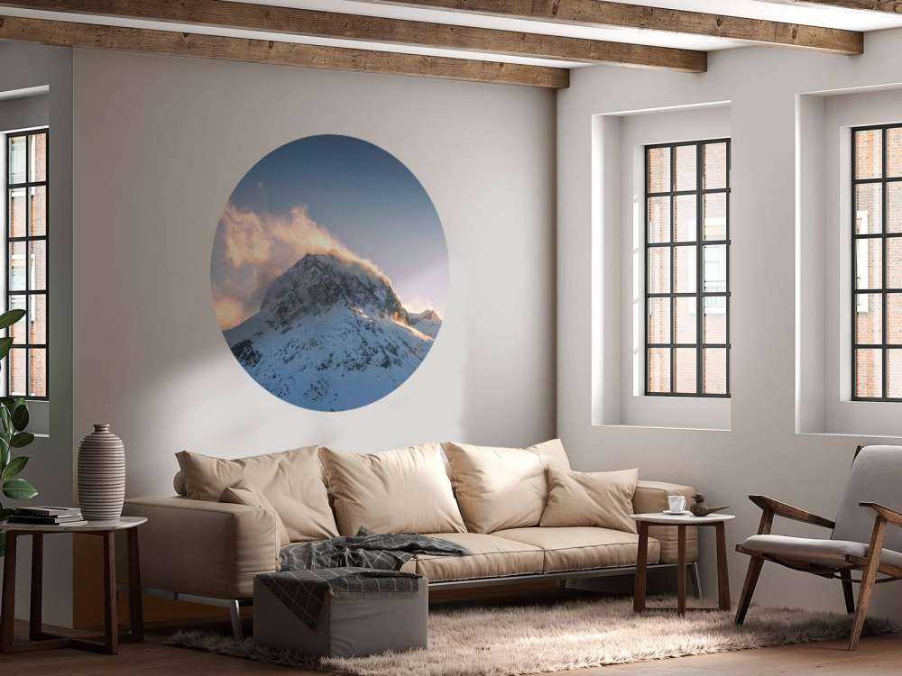 Bergtop in vurige ochtendgloed