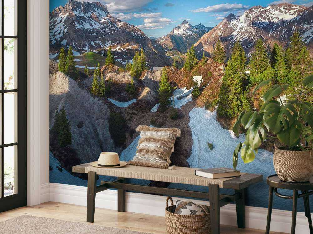 Lentezon over besneeuwd bergwoud