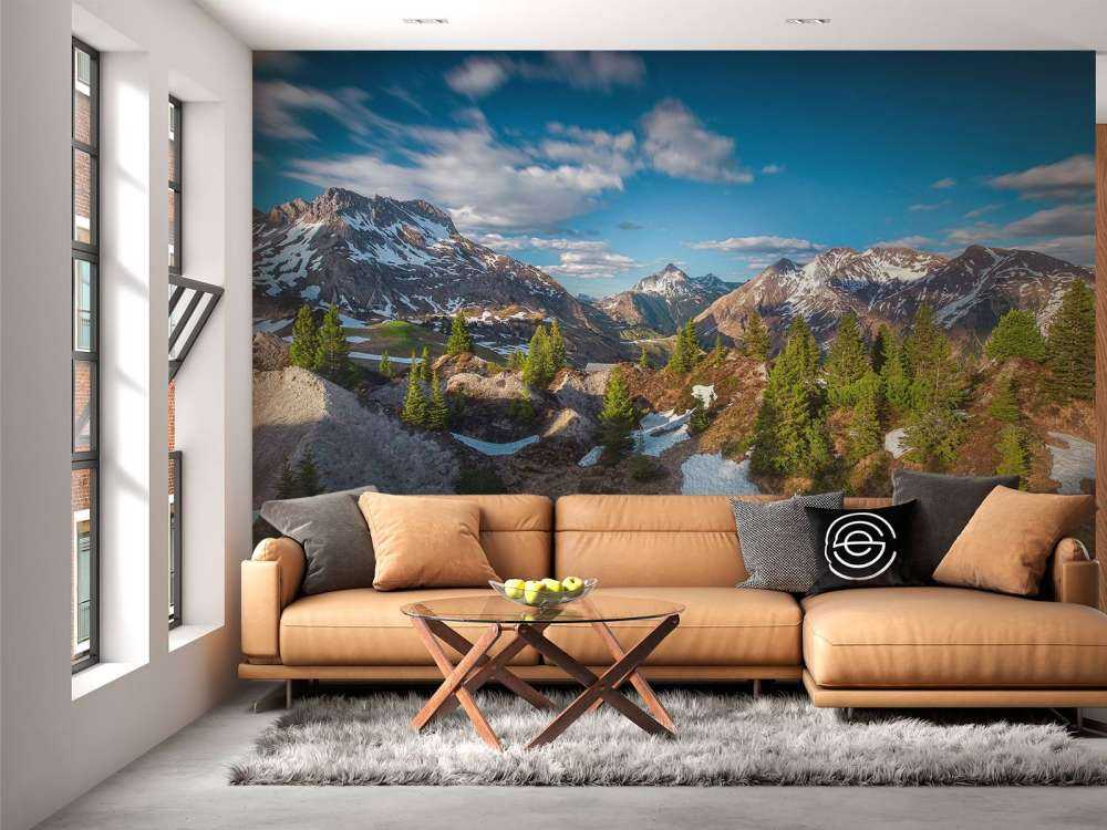 Lentezon over besneeuwd bergwoud