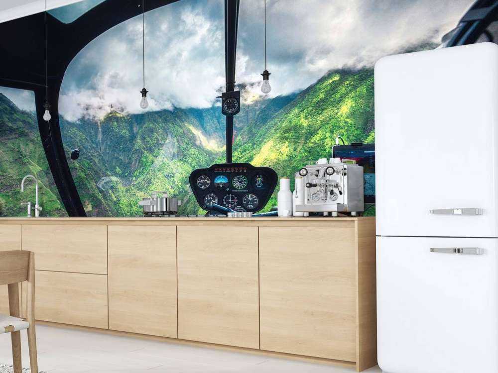 Helikoptervlucht boven tropisch bergdal