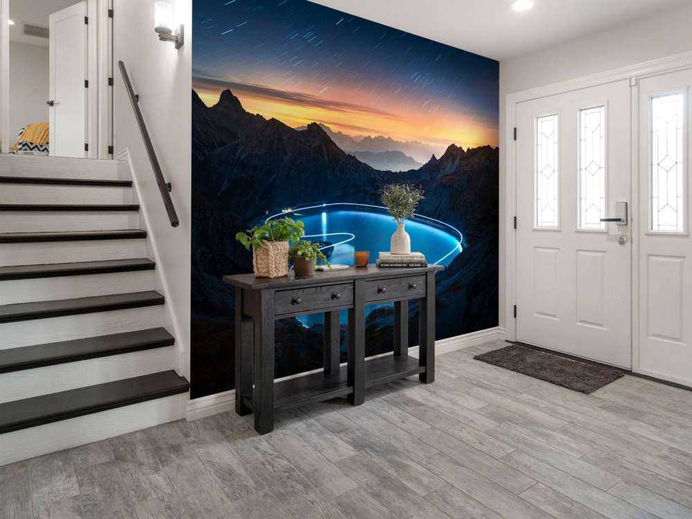 Lichtpad rond bergmeer bij nacht