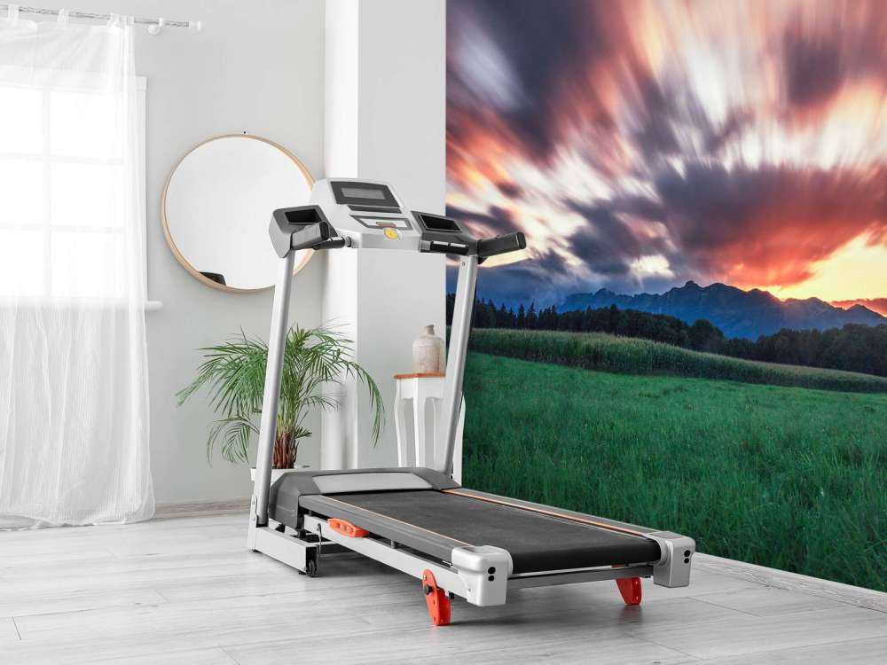 Zonsondergang boven groene vlakte