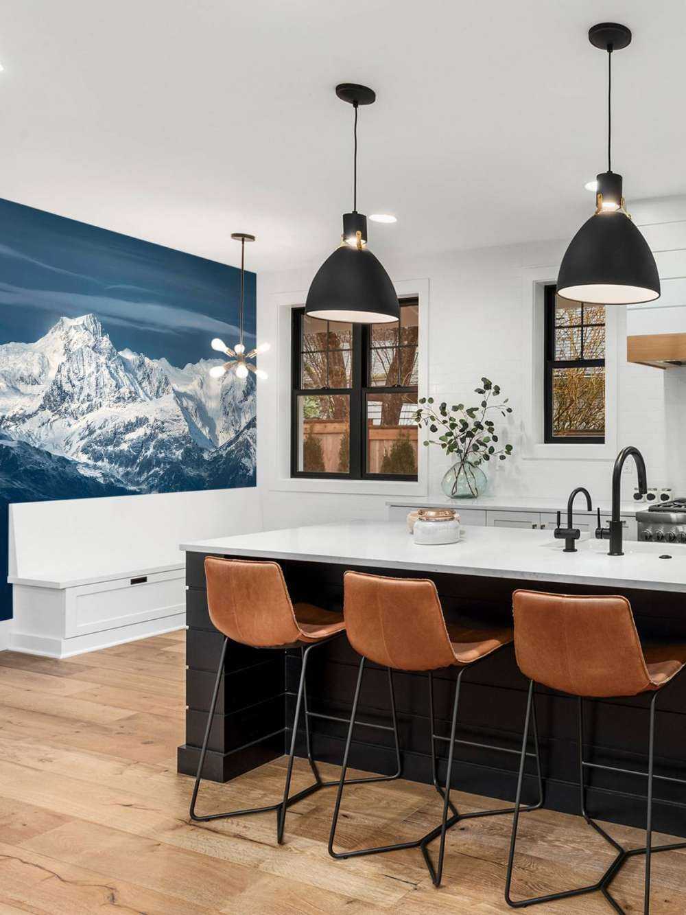 IJsblauwe toppen in stilte