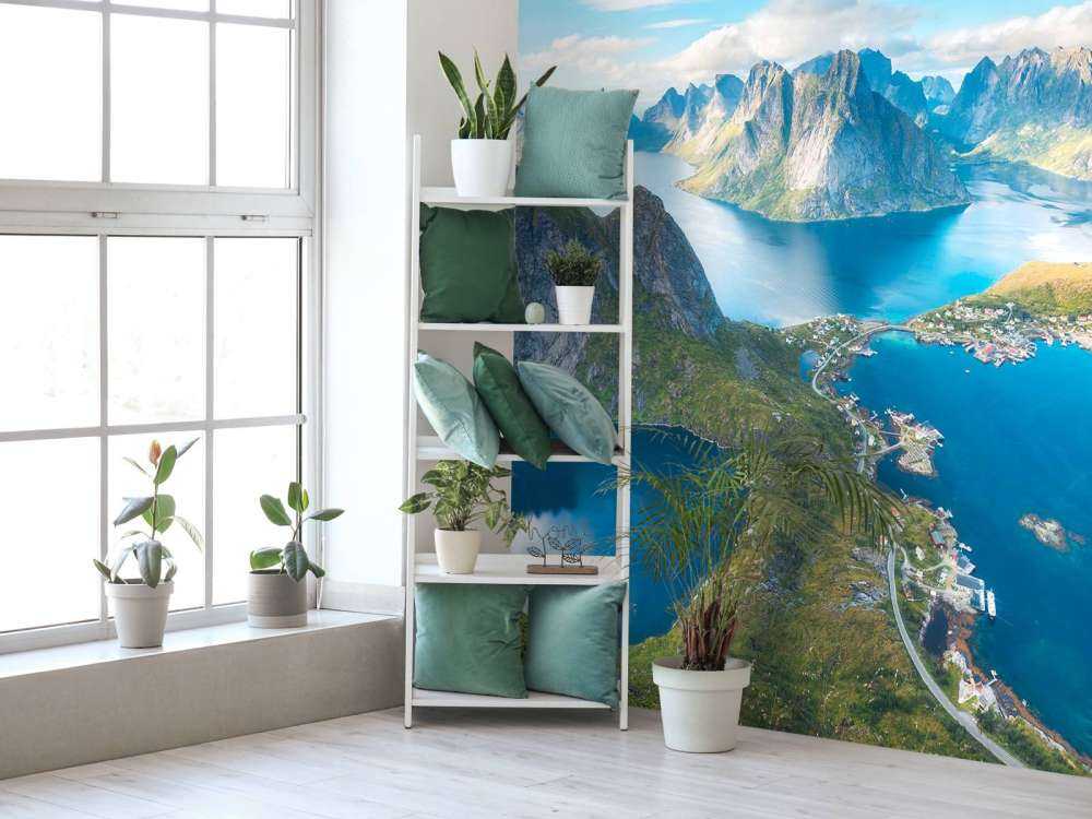 Bergmeer en fjorddorp in zonlicht