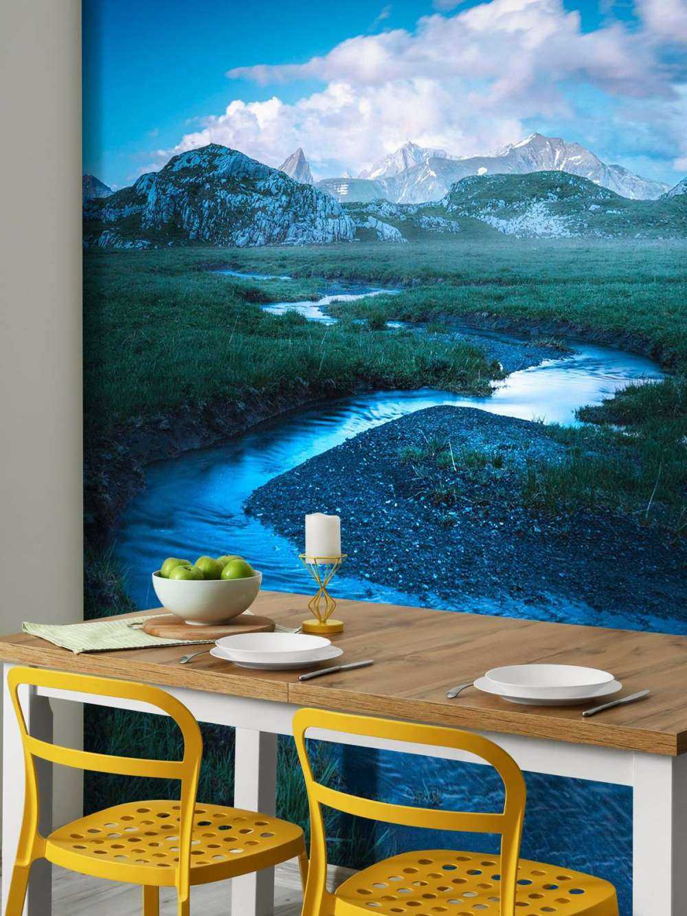 Bergbeek onder blauwe avondlucht