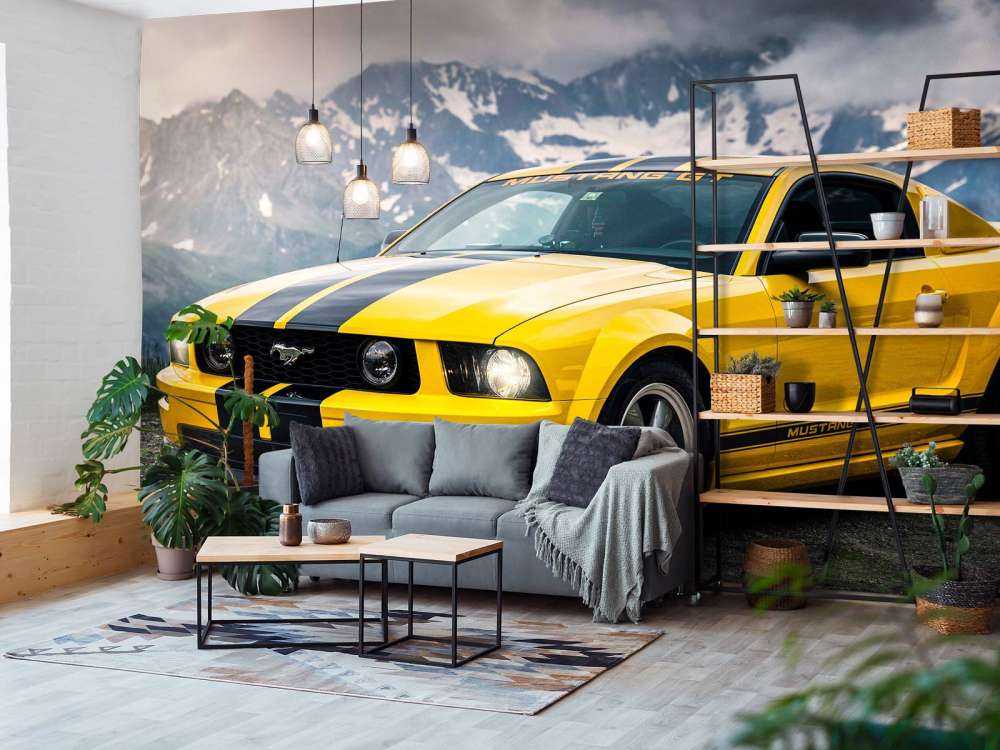 Gele mustang in berglandschap