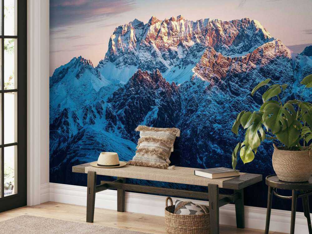 Avondgloed op sneeuwtoppen