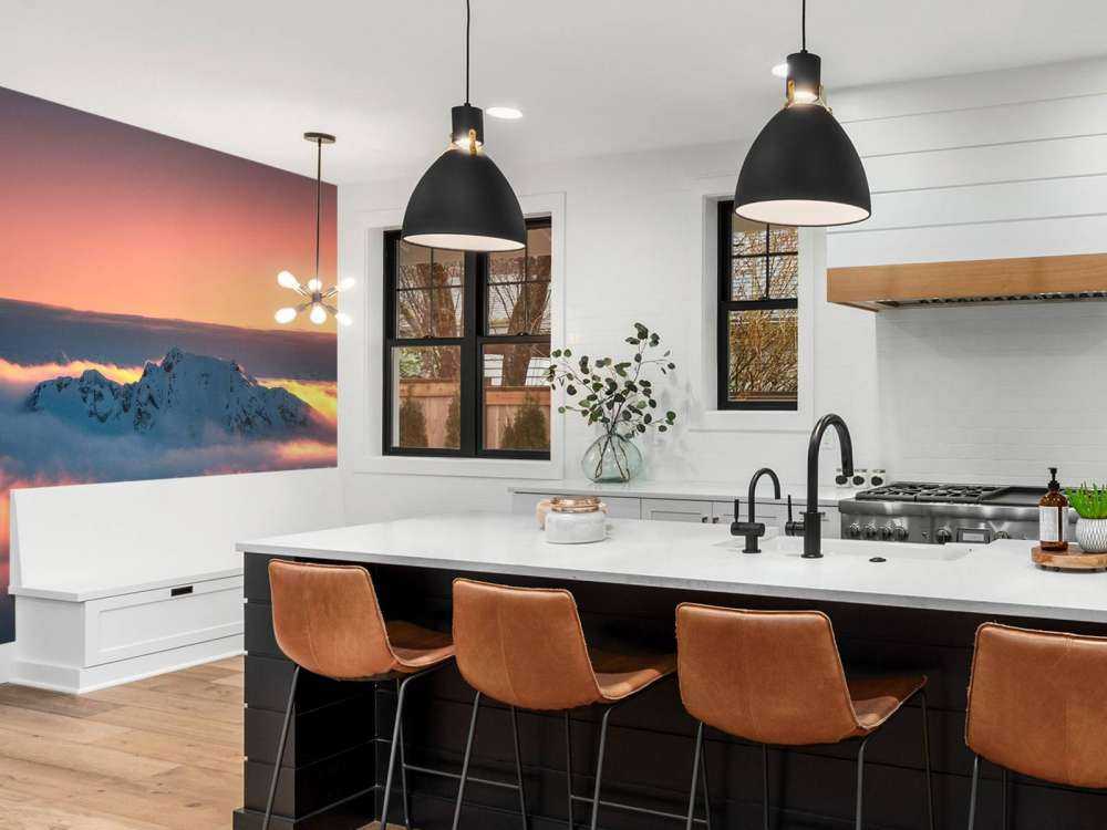 Besneeuwde bergtop in wolkenzee