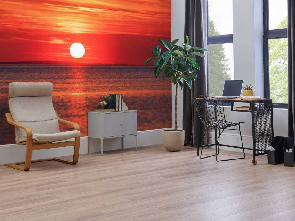 Vuurrode zonsondergang boven kalme zee