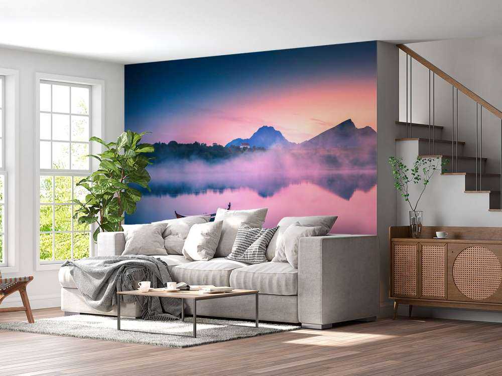 Mistige zonsopgang aan het meer