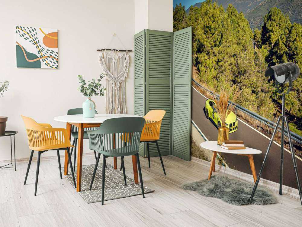 Limegroene BMW op bergweg