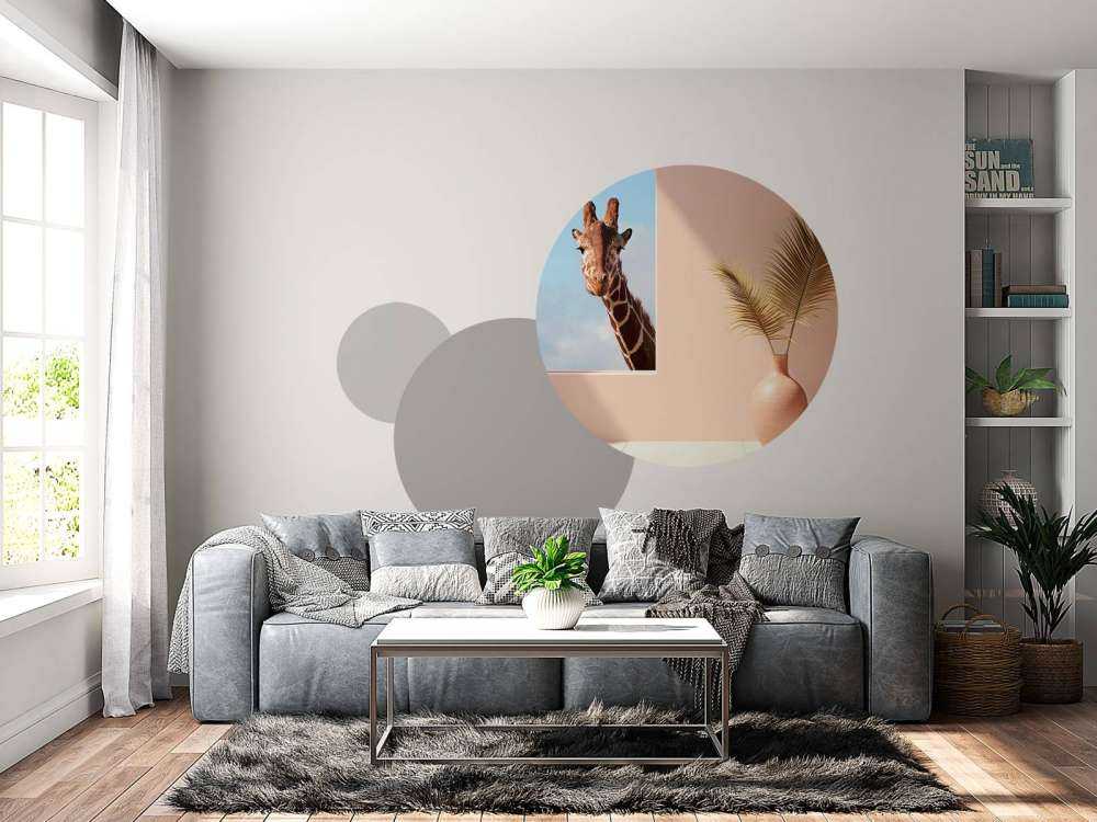 Nieuwsgierige giraffe aan het raam