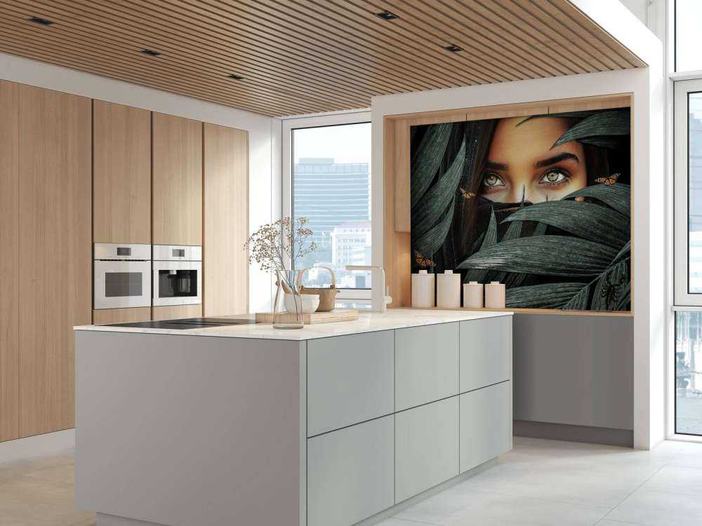 Groene blik tussen palmen