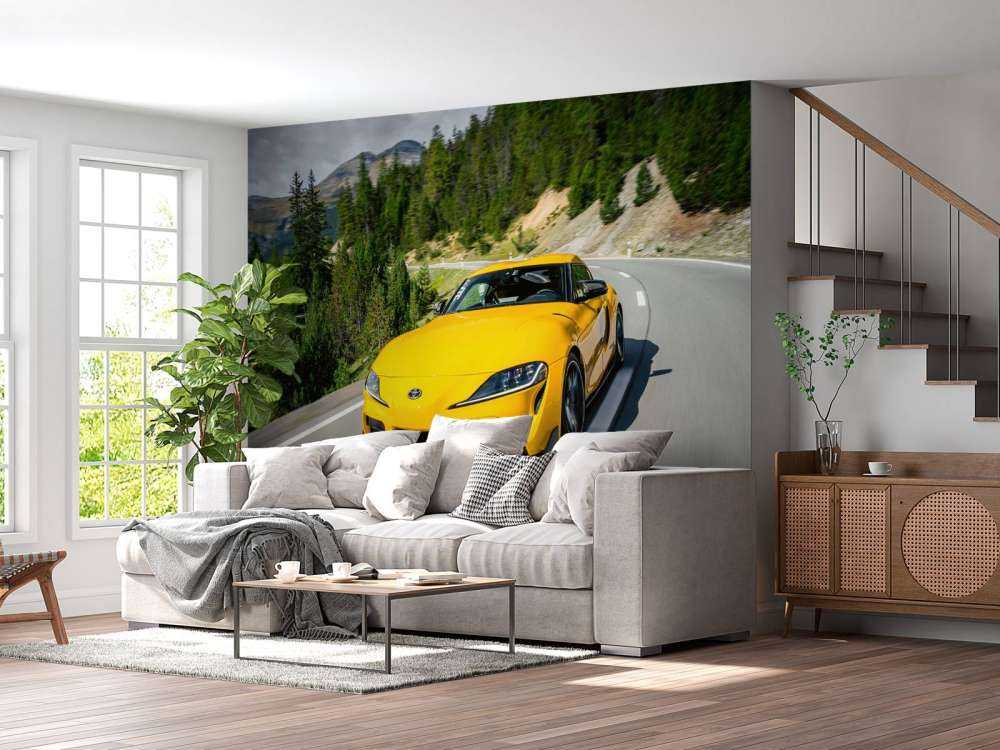 Gele Toyota Supra in bergen