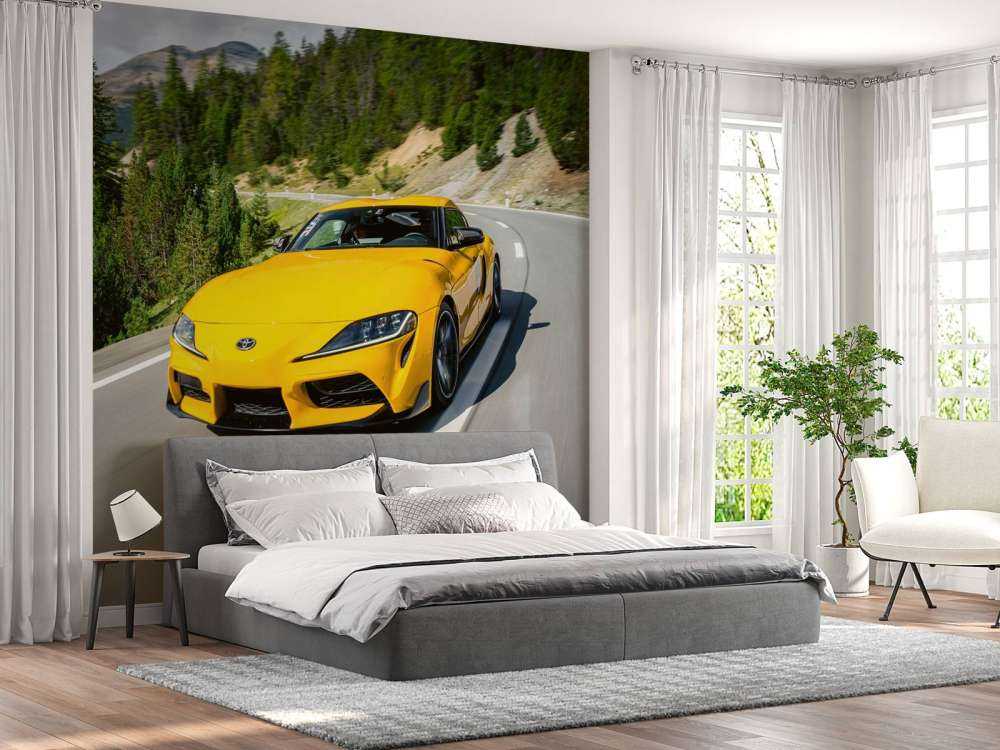 Gele Toyota Supra in bergen