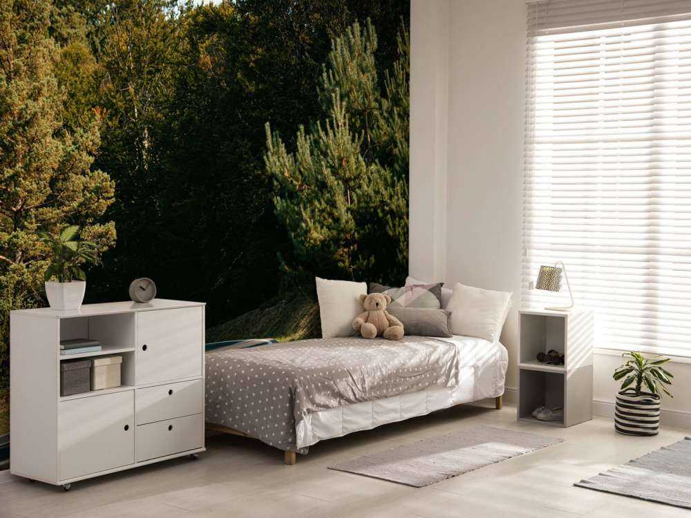 Paarse Lamborghini Huracán in boslandschap